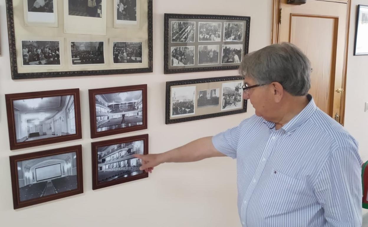 El presidente de la entidad señala una antigua foto del Teatro Calderón de Alcoi. 