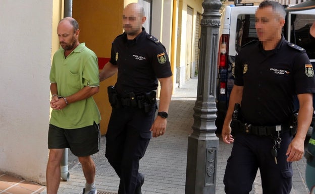 El detenido entra en los juzgados de Alzira. 