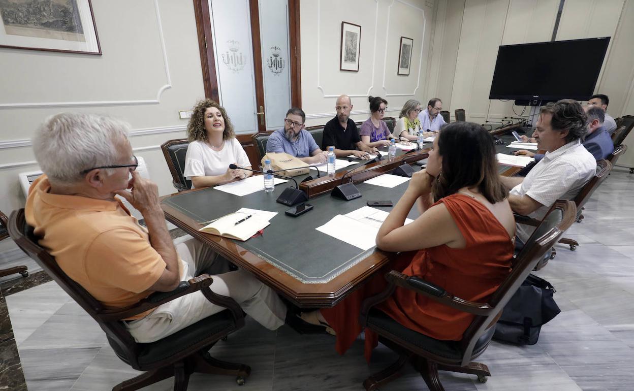 Ribó y Gómez (d), en la reunión de este lunes con la asociación de vendedores. 