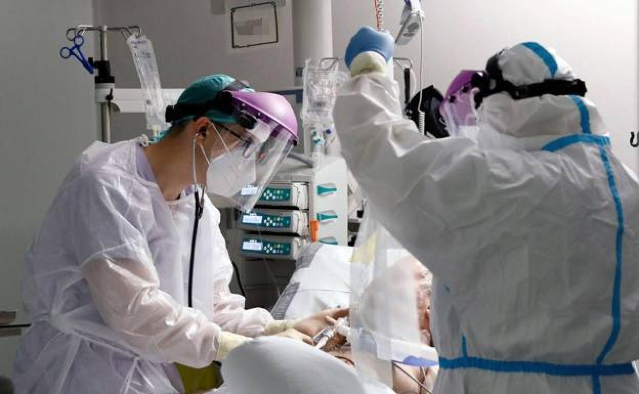 Personal sanitario atiende a un paciente en la Unidad de Cuidados Intensivos del Hospital La Fe de Valencia.