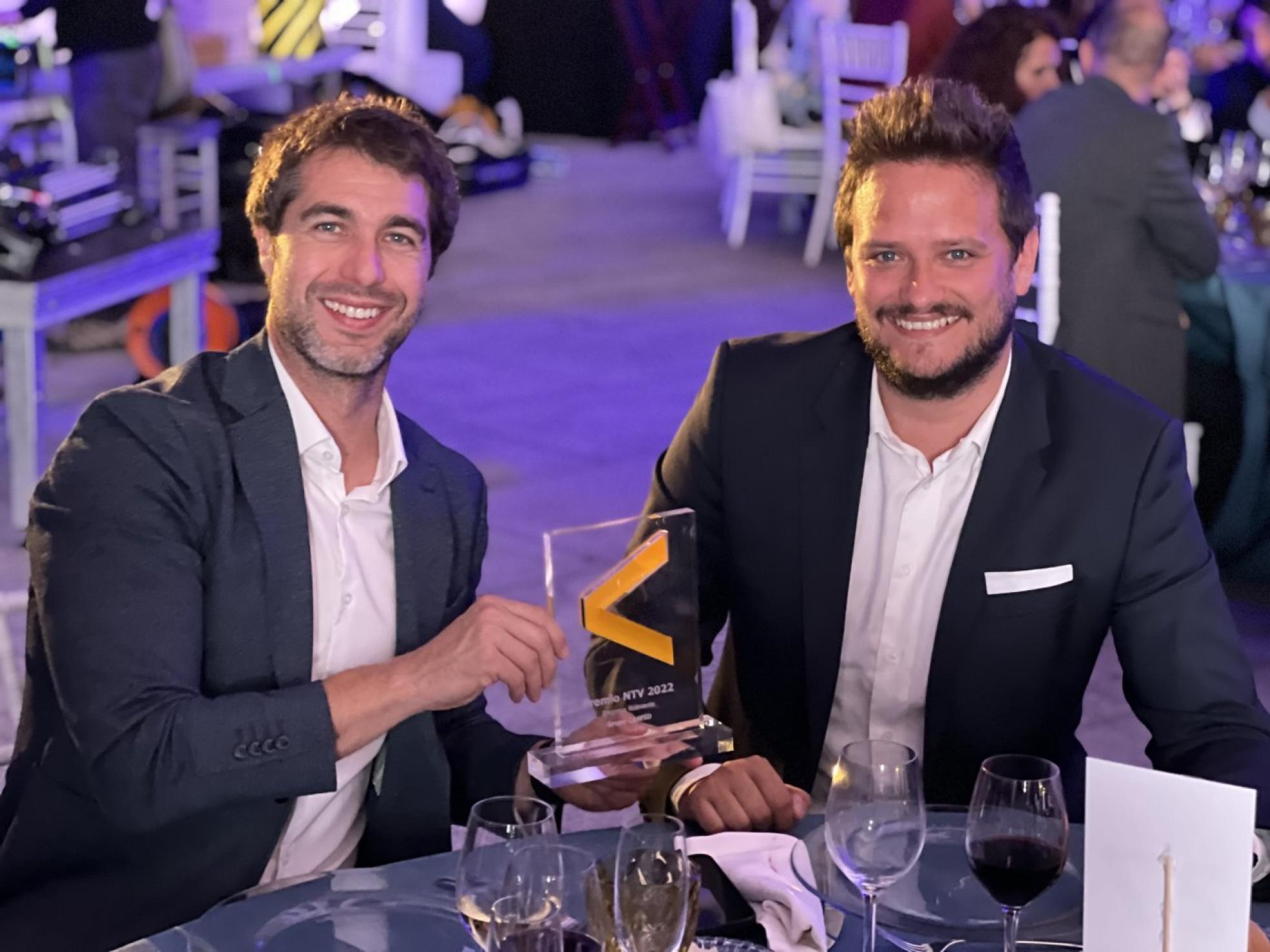 Premiados.
Joaquín Costa y Javier
Juanes, con el último
galardón que
recibieron. lp