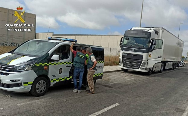 Imagen del camión interceptado por los agentes. 