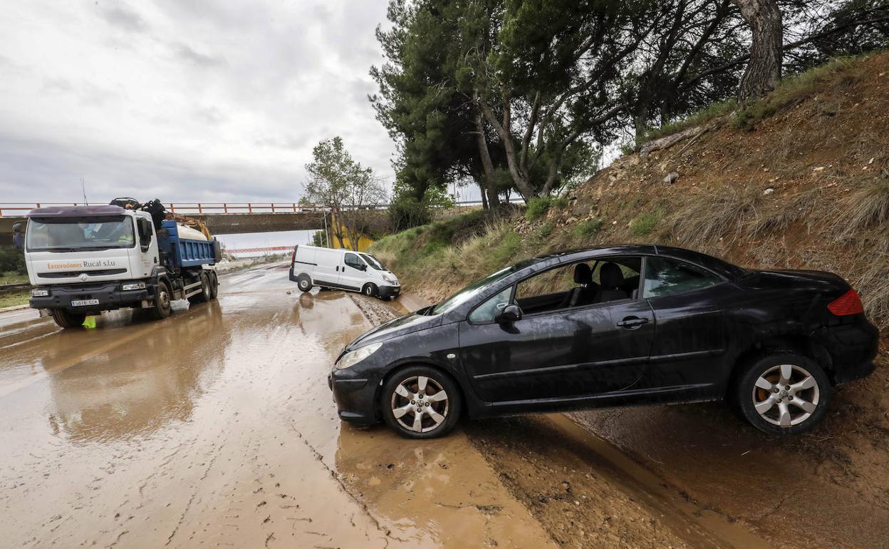 Varios vehículso varados por el barro. 