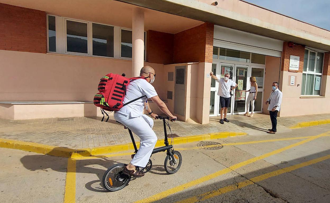 Médico de Atzeneta en bicicleta.