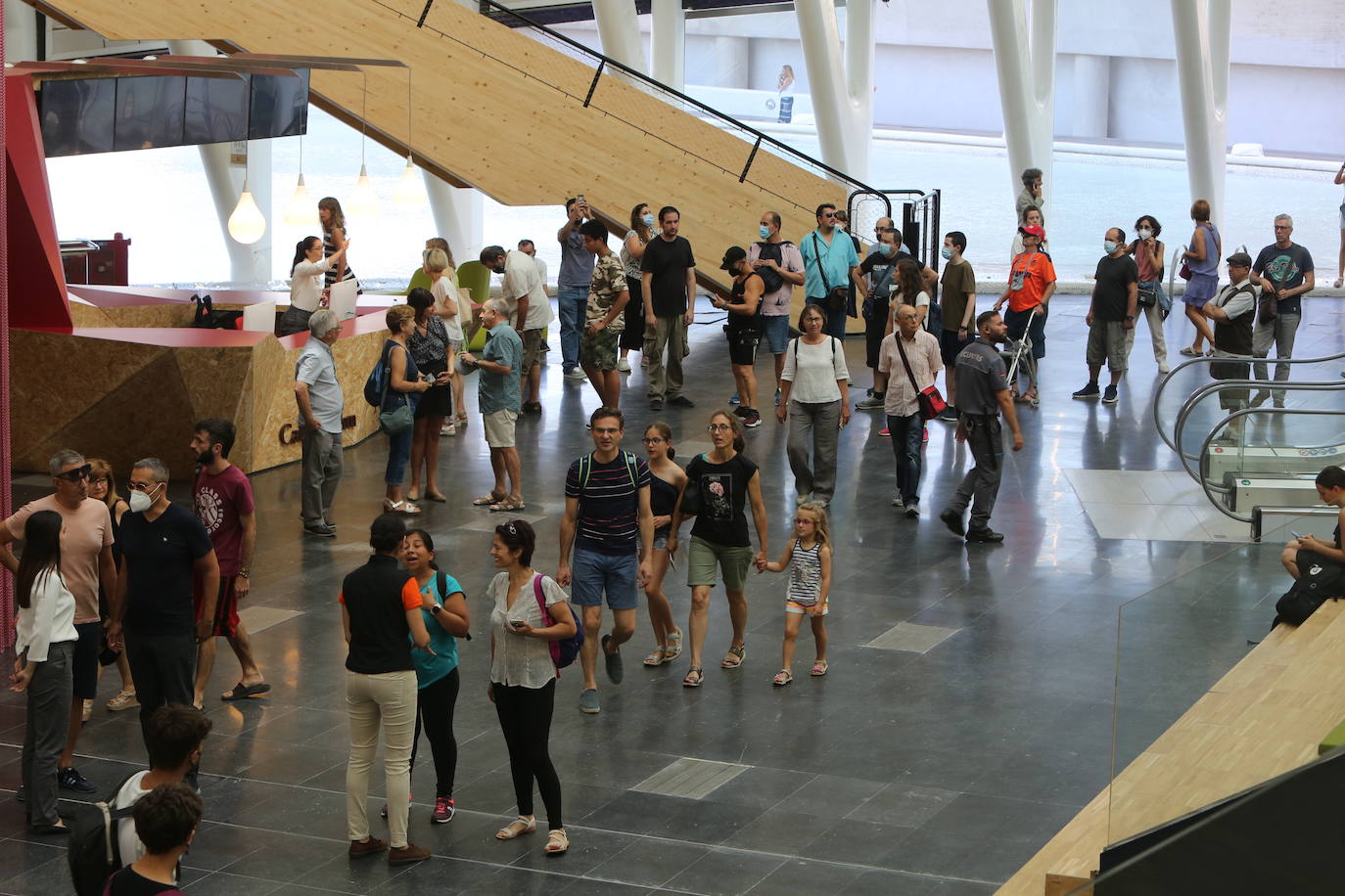 El nuevo centro cultural recibe a los primeros visitantes del remodelado Ágora.