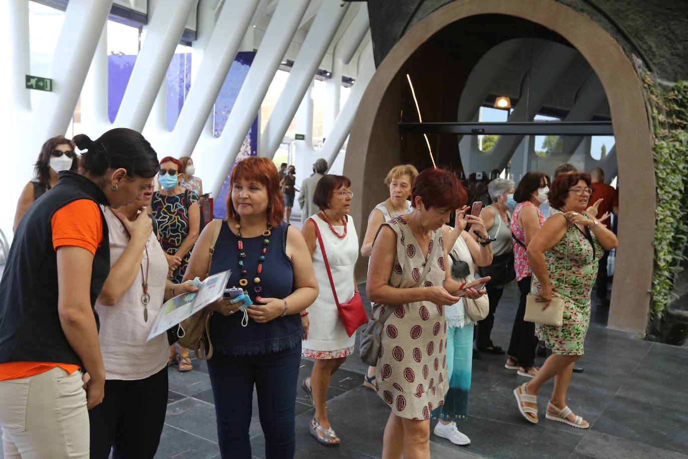 El público llega este miércoles a CaixaForum. Así han entrado los primeros visitantes al centro de la Fundación la Caixa en Valencia. 