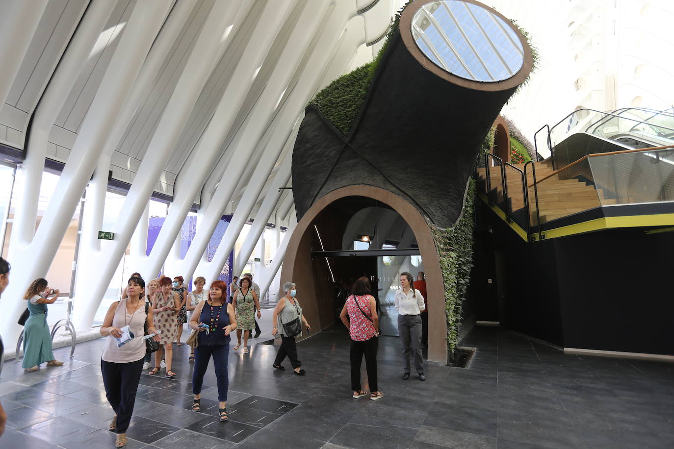 El nuevo centro cultural recibe a los primeros visitantes del remodelado Ágora.