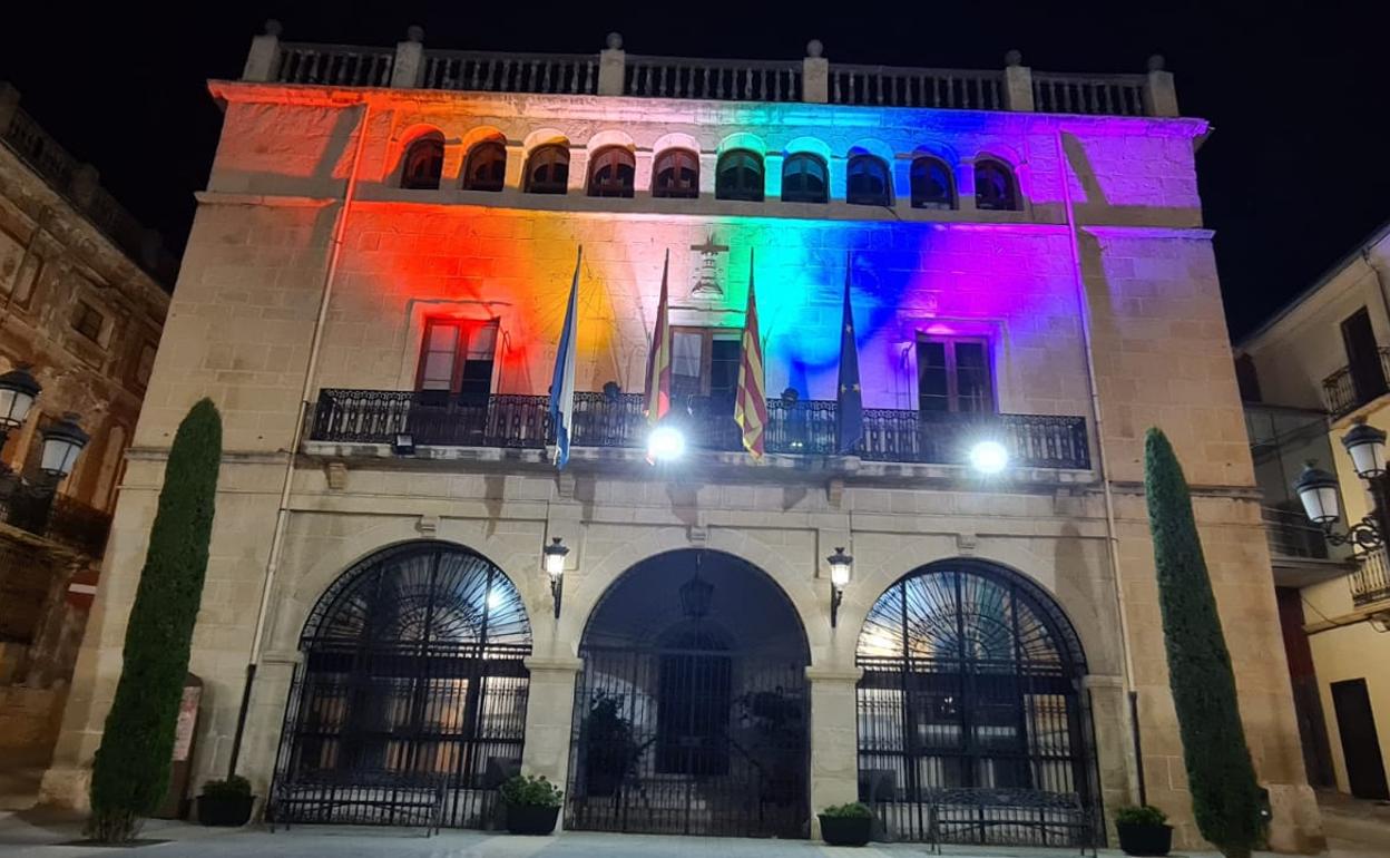 Casa consistorial de Castalla iluminada con los colores identificativos del colectivo. 