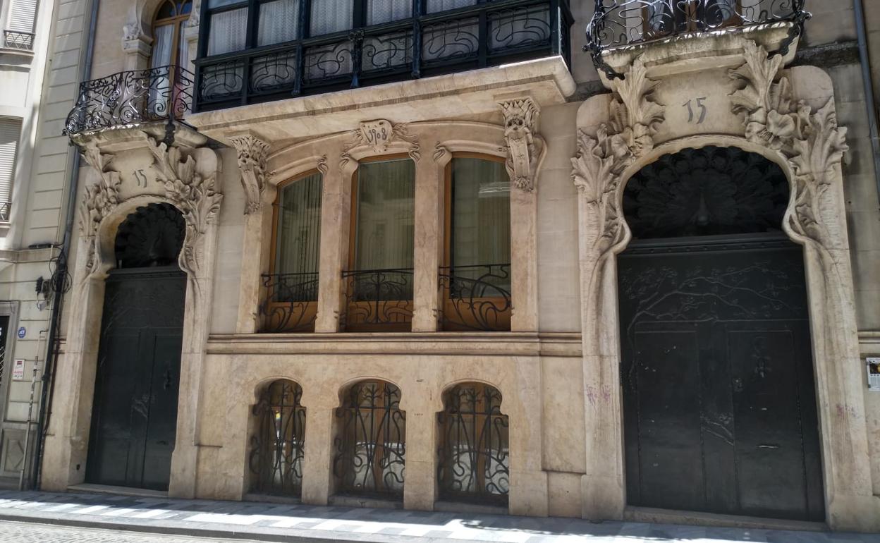 Fachada de la Casa del Pavo, en la calle Sant Nicolau. 