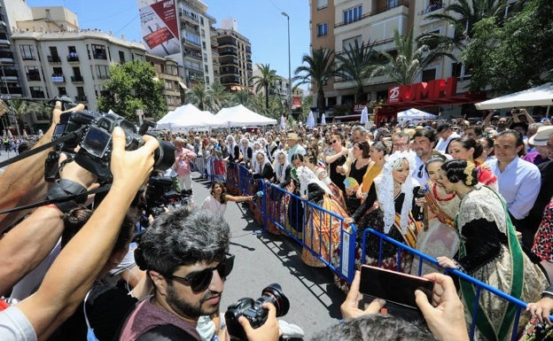 Imagen principal - Imágenes de la mascletà de este miércoles en la Plaza de los Luceros. 