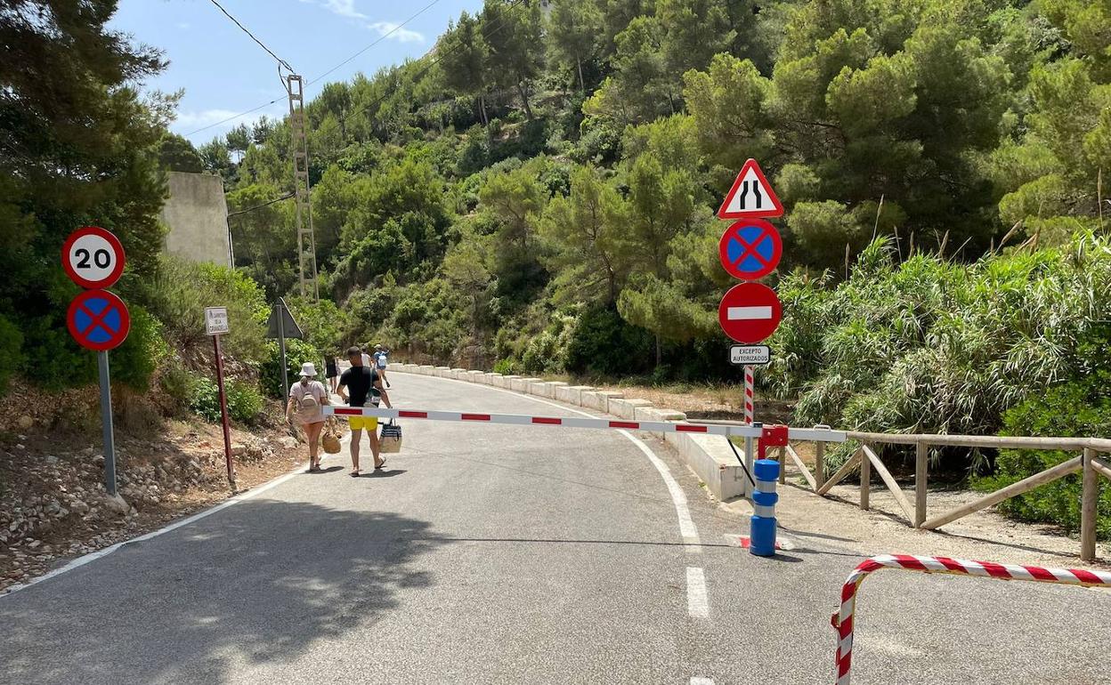 La barrera instalada en el acceso a la cala de la Granadella. 