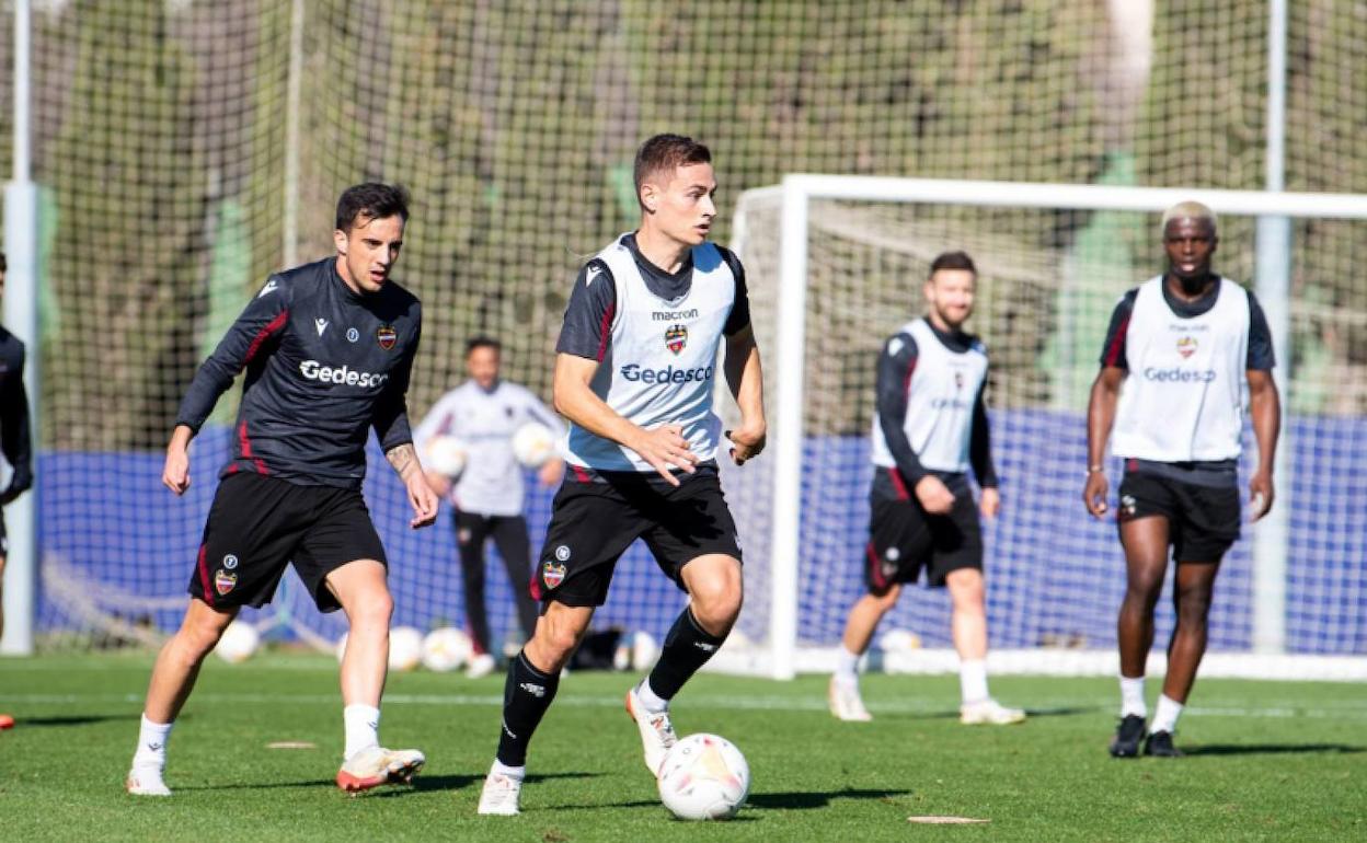 Jorge de Frutos, durante un entrenamiento del Levante.