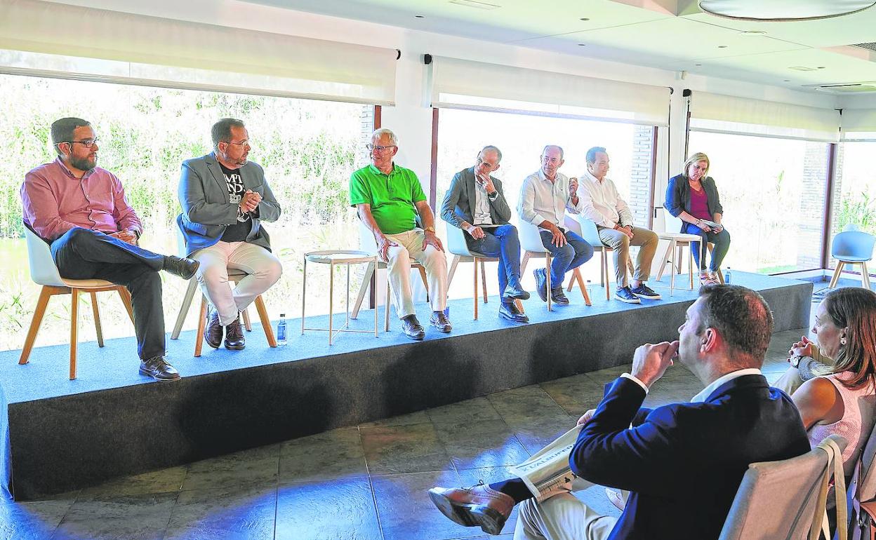 Alcaldes. José Arias, Dimas Vázquez, Joan Ribó, Jesús Trelis, Paco Comes, Vicent Codoñer y Lorena Mínguez en un momento de la jornada de este miércoles. 