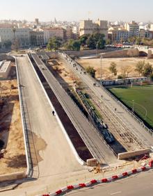 Imagen secundaria 2 - La pasarela del pont de Fusta antes de la última intervención, en 2010. | Derribo del puente en 2011 | Obras del Nou Pont de Fusta, en 2012.