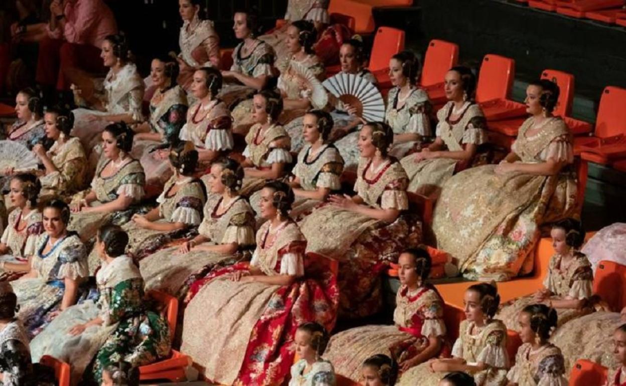 Acto de elección de las cortes de honor de las falleras mayores de Valencia en la Fuente de San Luis.