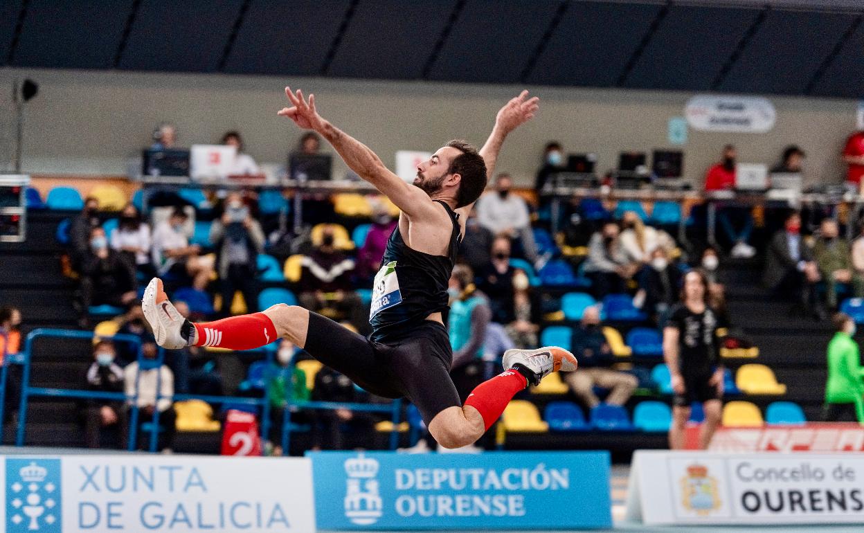 Eusebio Cáceres, durante una prueba de salto de longitud. 