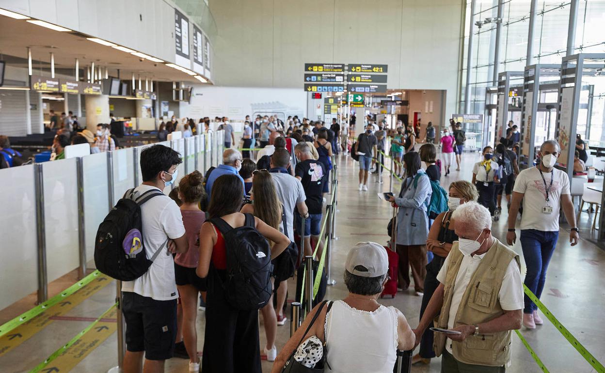 Turistas en el aeropuerto de Valencia. 