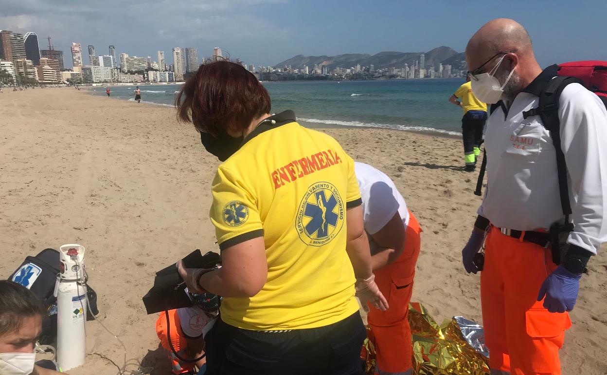 Imagen de archivo de efectivos sanitarios reanimando a una persona en Benidorm