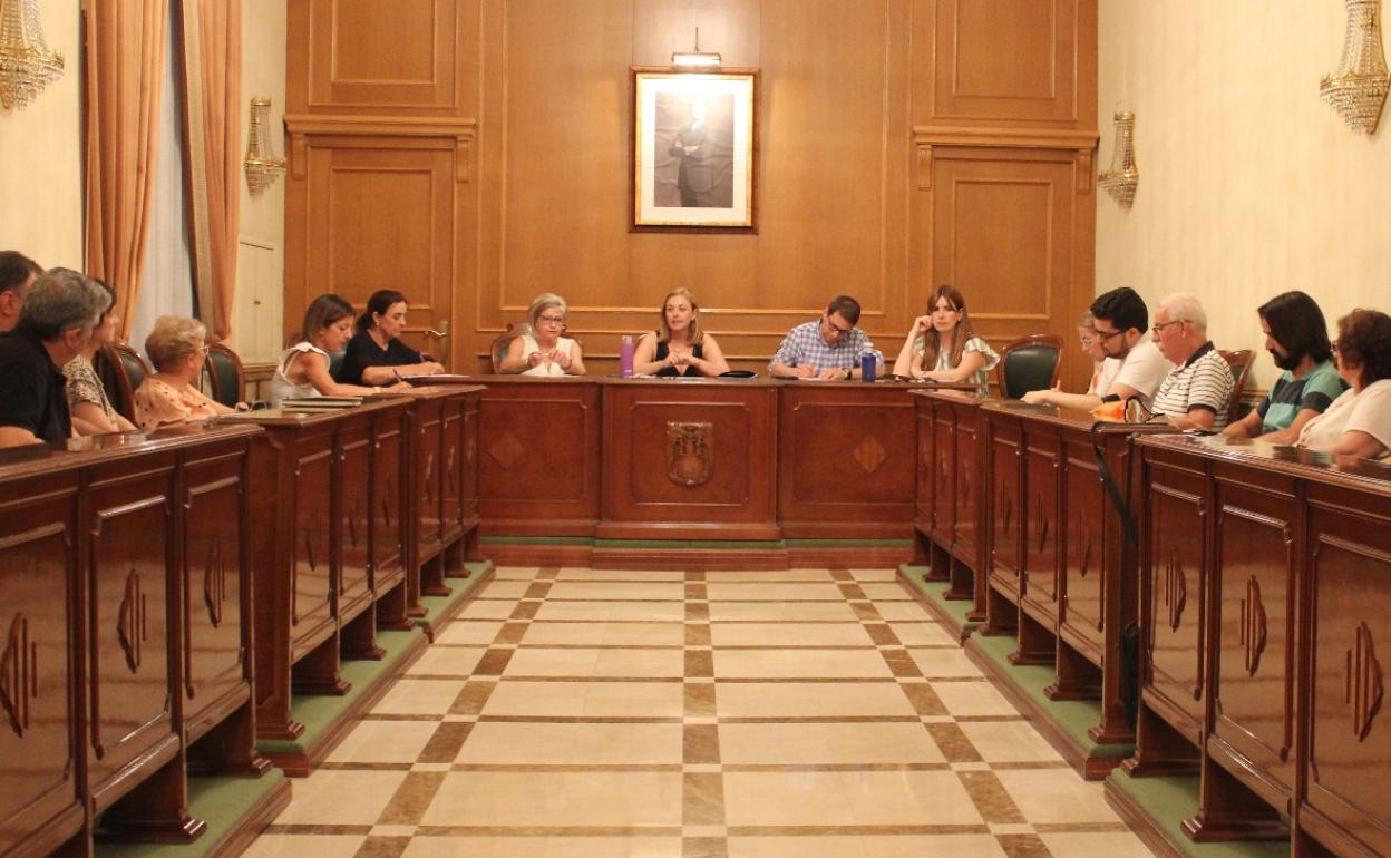 Momento de la reunión del Consell Veïnal este miércoles en la que se acordaba la manifestación. 