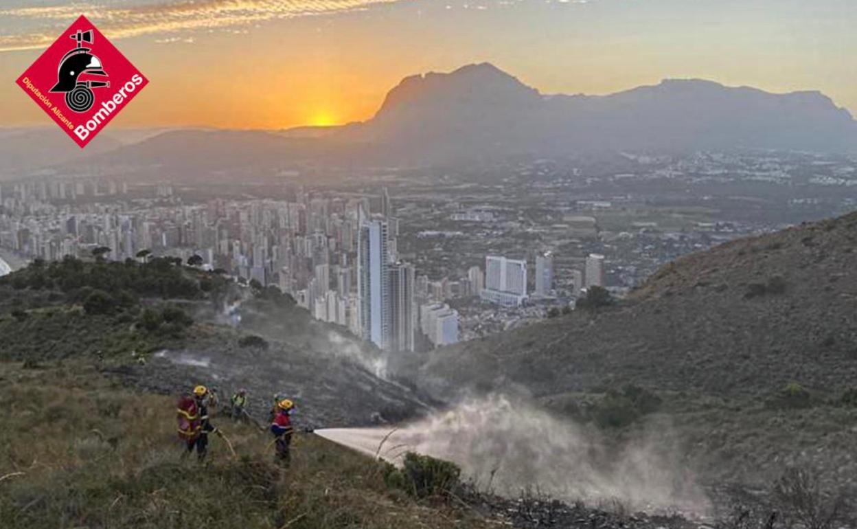 Imagen del incendio declarado este miércoles en la Serra Gelada