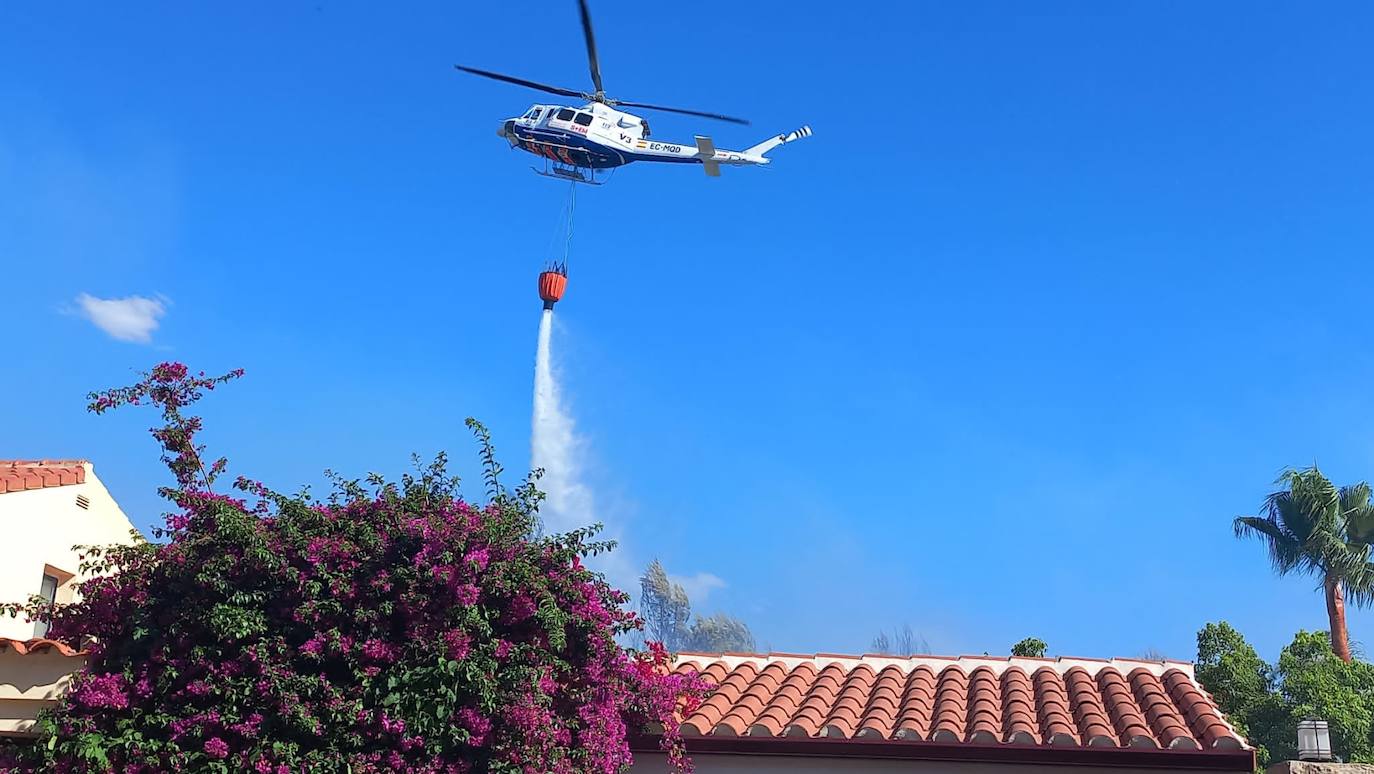 Fotos: Un incendio forestal obliga a evacuar a vecinos en Riba-roja de Túria