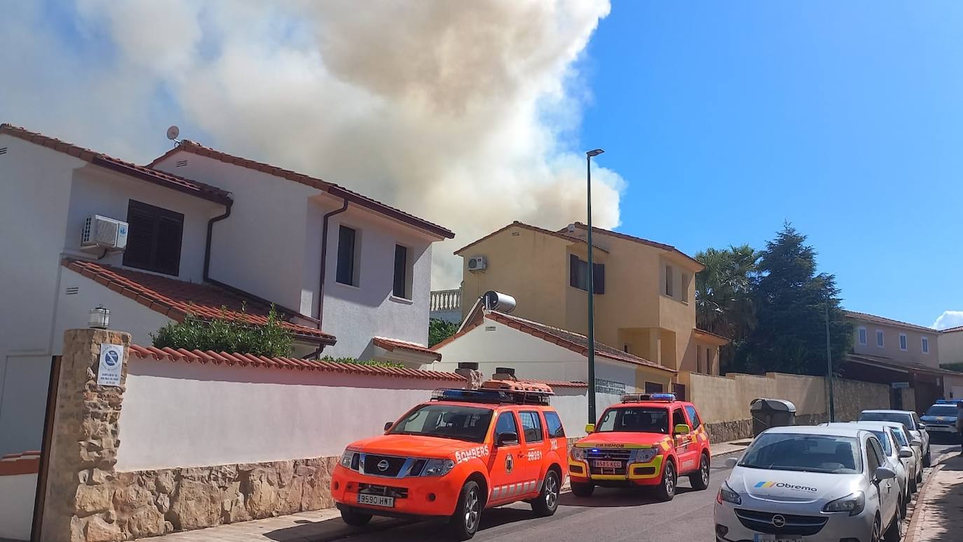 Fotos: Un incendio forestal obliga a evacuar a vecinos en Riba-roja de Túria