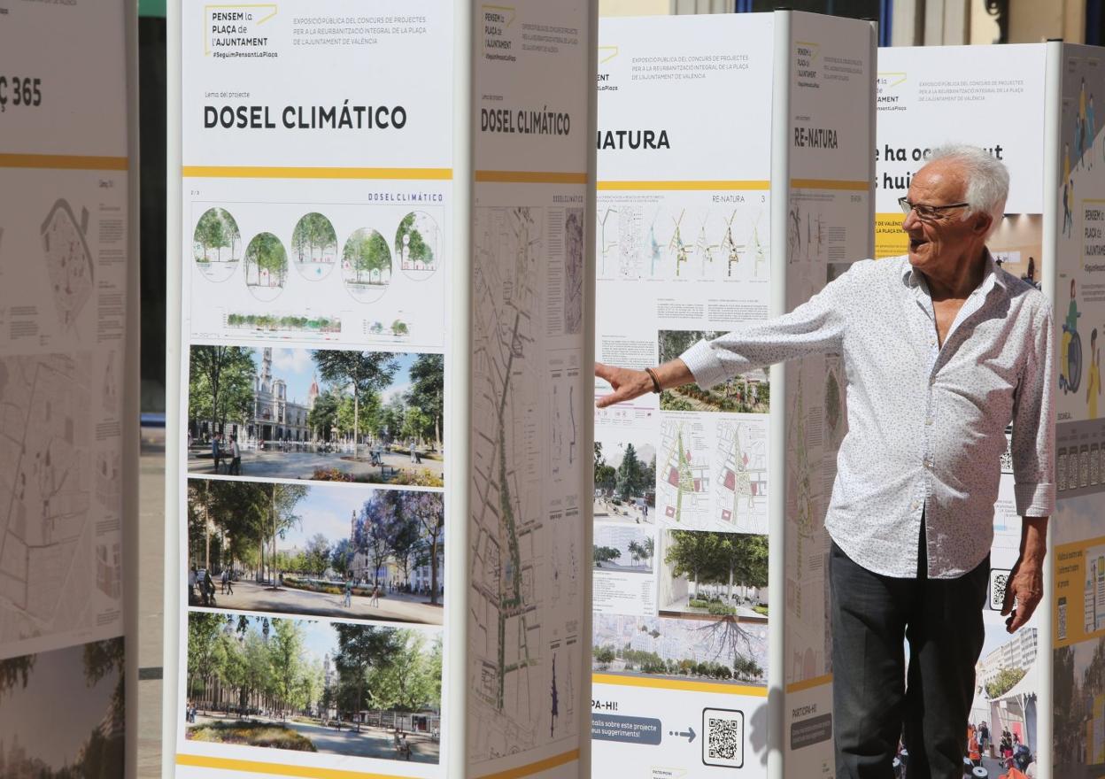 Un vecino contempla la exposición con las cinco propuestas para reformar la plaza.