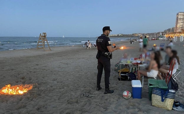 Imagen principal - Imágenes de la presencia policial anoche en las playas de Alicante. 