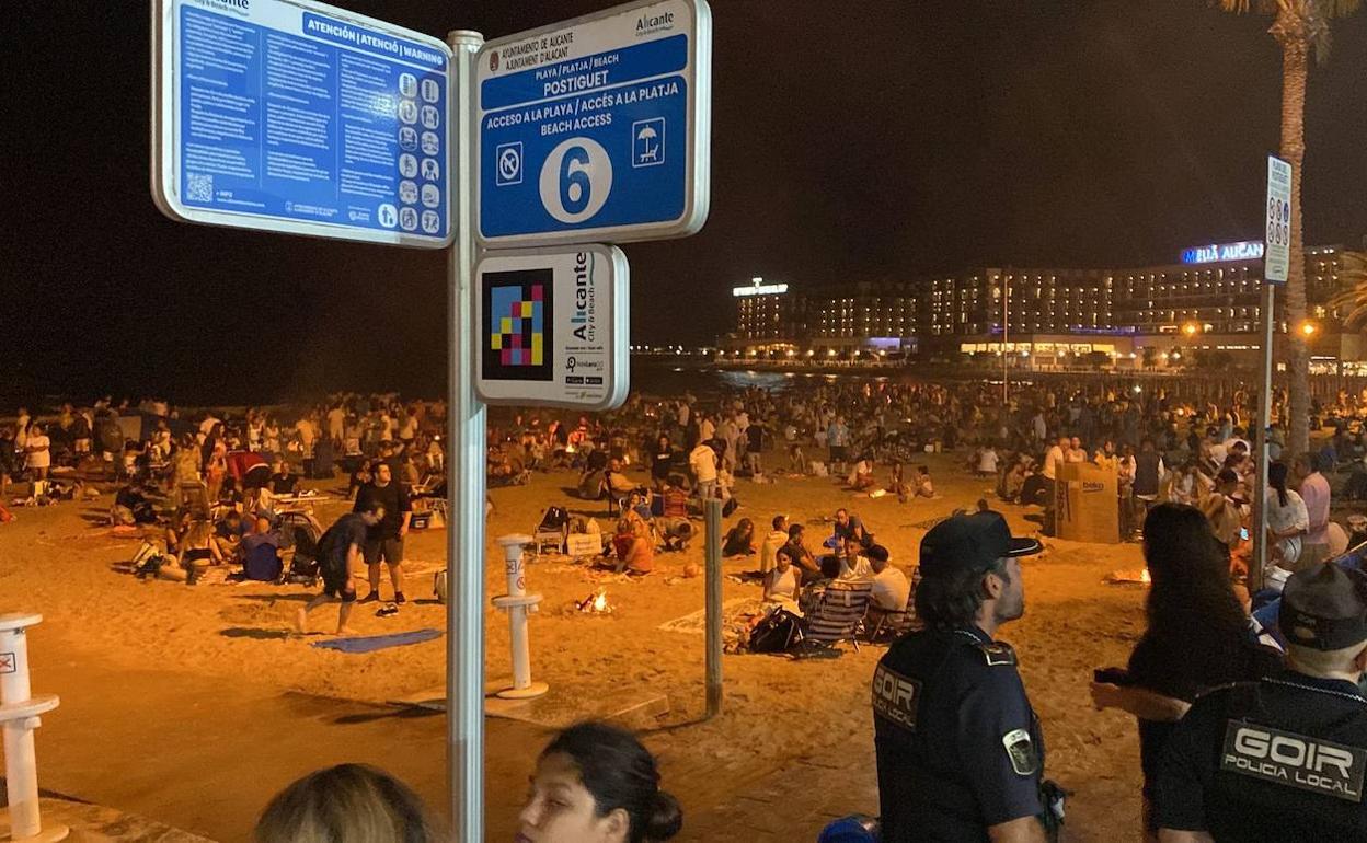 Cientos de personas se concentraron ayer en la playa del Postiguet de Alicante. 