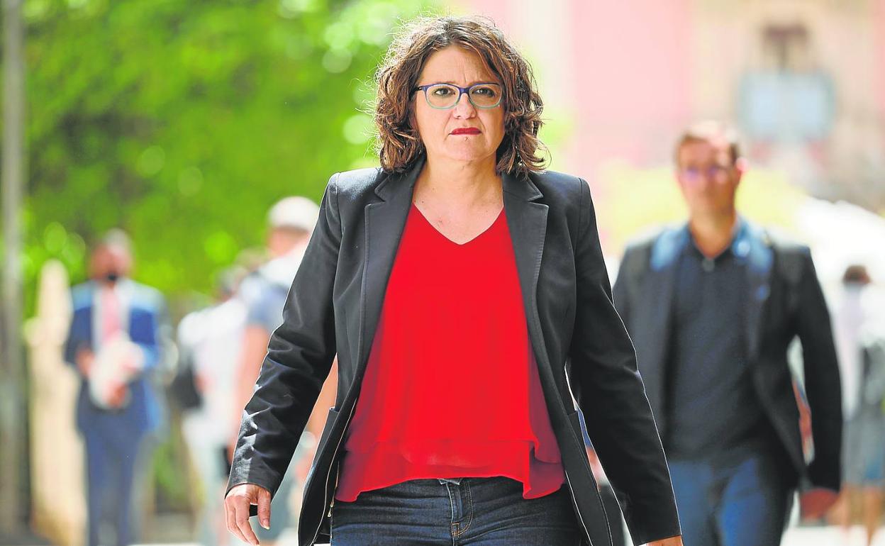 La vicepresidenta del Consell, camino de una rueda de prensa. 