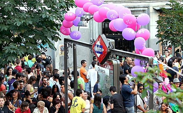 Estación de metro de Chueca durante una antidua edición de la Fiesta del Orgullo. 