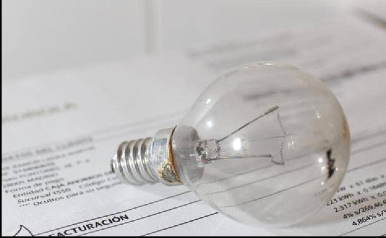 El Gobierno paraliza ahora dos leyes ideadas en 2021 para bajar la luz