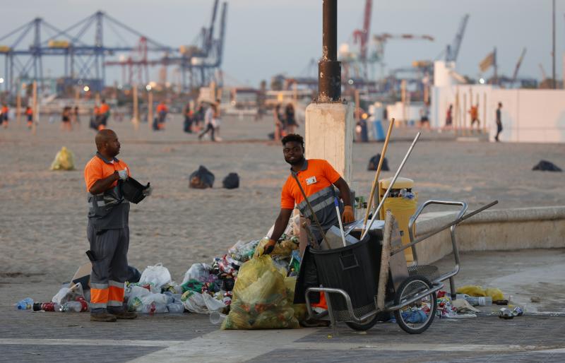 Fotos: Labores de limpieza al amanecer tras el macrobotellón de la noche de San Juan en Valencia