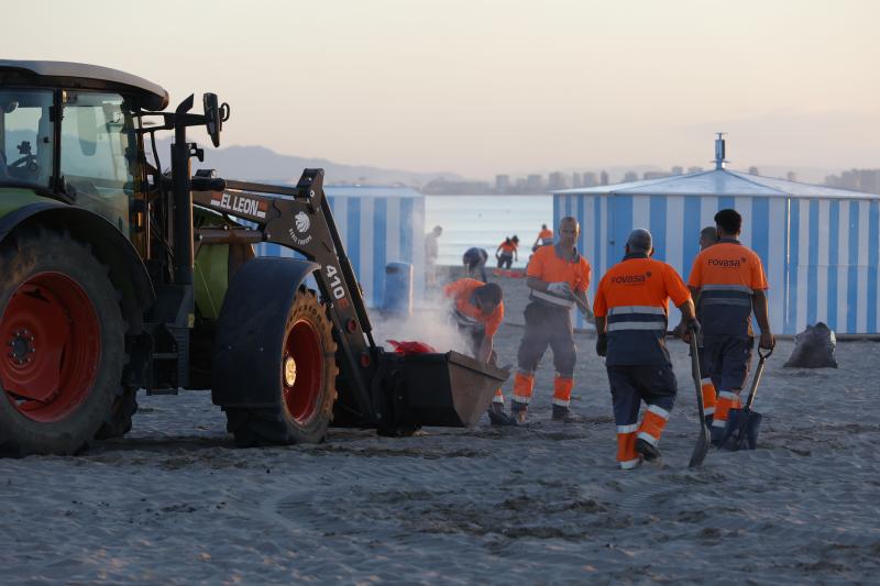 Fotos: Labores de limpieza al amanecer tras el macrobotellón de la noche de San Juan en Valencia