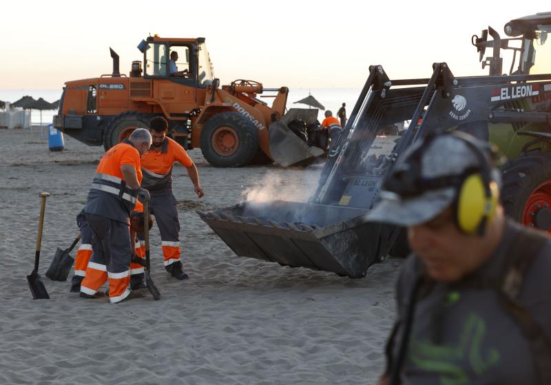 Fotos: Labores de limpieza al amanecer tras el macrobotellón de la noche de San Juan en Valencia