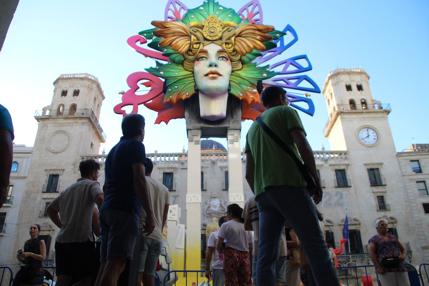 Alicante recuperó sus Hogueras y las tardes eran el momento elegido para salir a disfrutar del trabajo de los artistas.