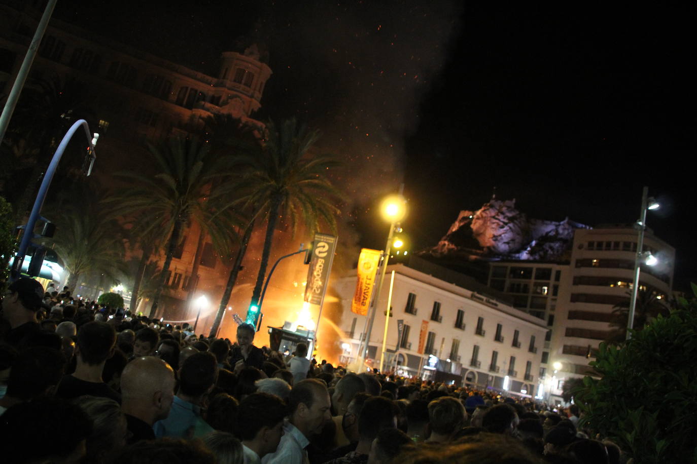 Bueno. Todo acaba con un buen remojón. La banyà es tradicional en Alicante, para refrescar la última noche.