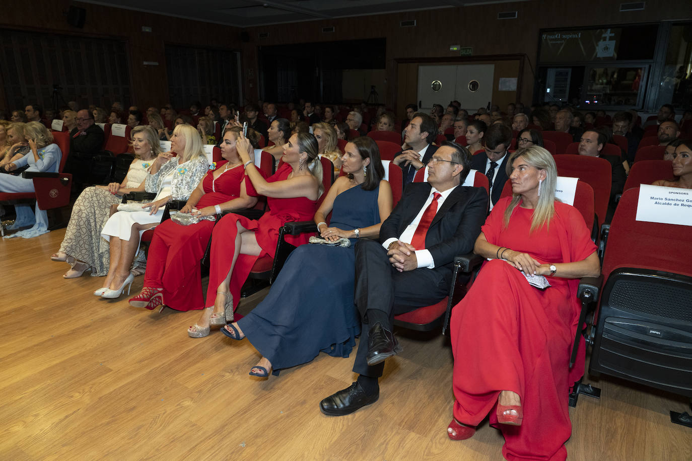 La gala de la Orden del Querer Saber ha reunido vestidos de gala a la alta sociedad valenciana.