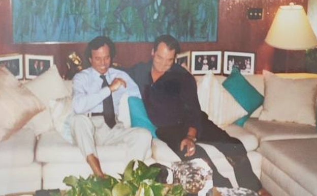 Imagen principal - Julio Iglesias con José Domingo Drago en su casa de Miami. Abajo, el cantante en uno de sus veranos en Peñíscola cuando todavía no era conocido. A la derecha, Agustina con Julio en un concierto en Valencia. 