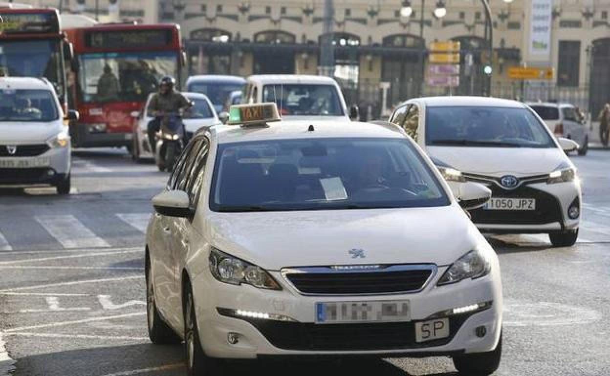 Un taxi circula por el centro de la ciudad.