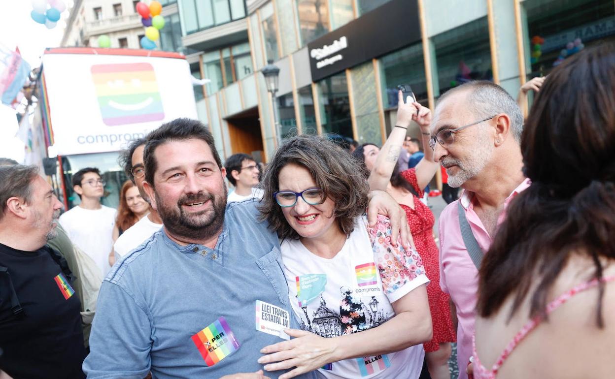 Oltra, en la manifestación del Orgullo en Valencia junto a Natxo Costa, subsecretario de la Conselleria de Economía. 