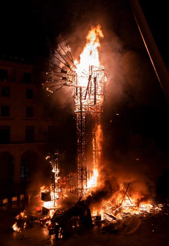 Fotos: Las mejores imágenes de la cremà de las Hogueras de Alicante 2022