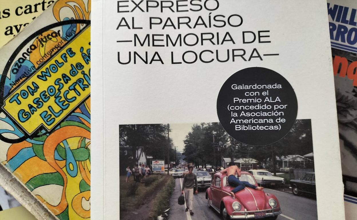 Portada del libro 'Expreso al paraíso', de Mark Vonnegut, junto a otras obras sobre una época afectada por los alucinógenos.