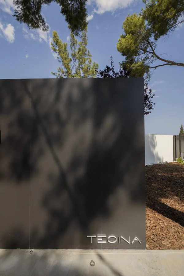 La vivienda se ha sometido a una rehabilitación integral donde ha jugado un papel importante la piedra y el blanco y el negro. Ahora muchos clientes recurren a Chiralt con Teoina como modelo.