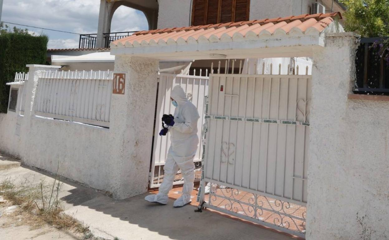 Un agente de la Guardia Civil durante la investigación este domingo en Llíria.