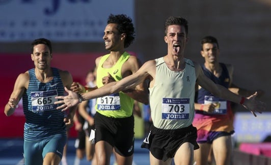 Mario García celebra su triunfo en la final del 1.500. 