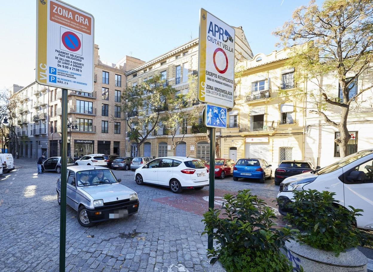 Paneles de aviso de la cámara situada en la plaza Portal Nou. 