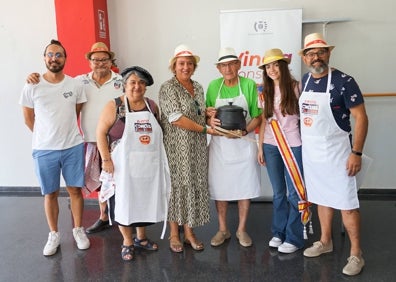 Imagen secundaria 1 - La coronación de la festera mayor y los ganadores del concurso de all i pebre. 