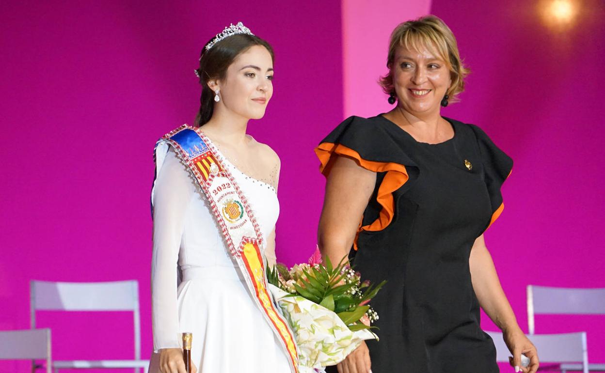 La alcaldesa, Eva Sanz, con la festera mayor, Marta Bort. 