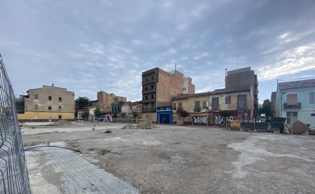 Solar donde está pendiente construir un centro cívico del Cabanyal, en la calle San Pedro. 